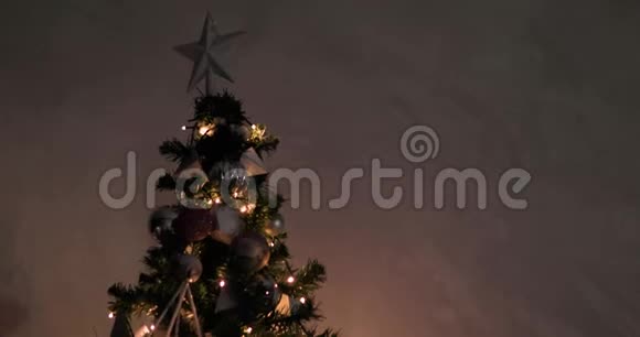 神奇的圣诞树有花环上面装饰着银星和球视频的预览图
