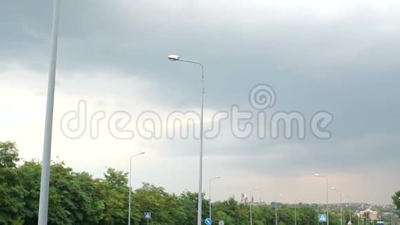 天空中的雨云笼罩着城外一条空路视频的预览图