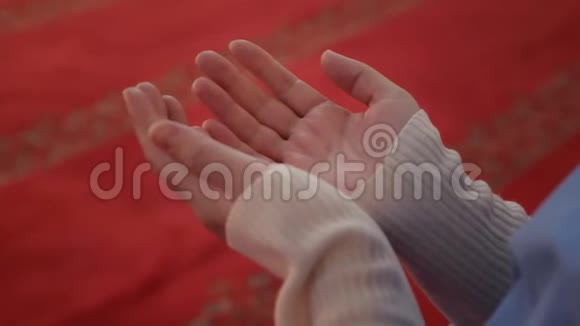 女人用手掌祈求上帝帮助伊斯兰清真寺视频的预览图