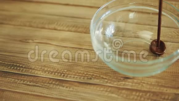 热巧克力倒在木桌上的玻璃碗里视频的预览图