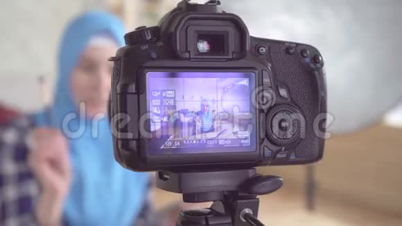 年轻的穆斯林美容博客写视频视频的预览图