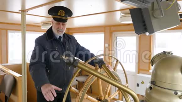 船长在舵房里掌舵视频的预览图