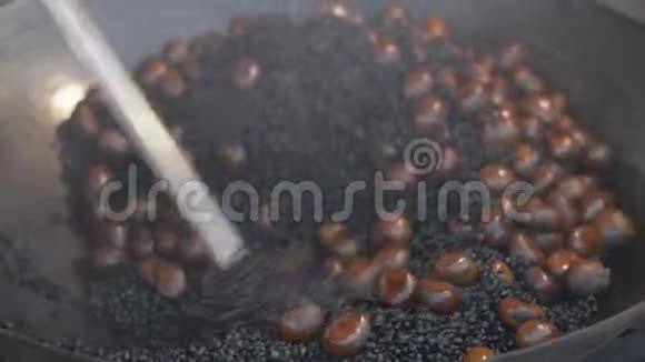 栗子种子正在煎锅里煮熟视频的预览图