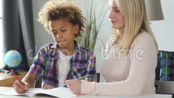 女人和她聪明的儿子一起准备作业视频的预览图