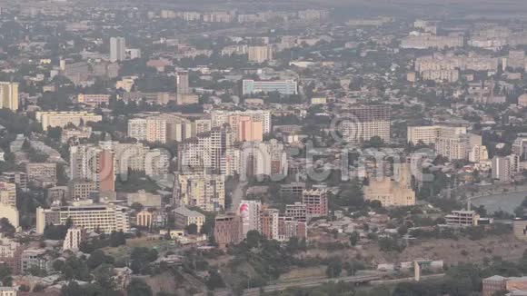 格鲁吉亚第比利斯中心住宅区天是多云的从上面看视频的预览图