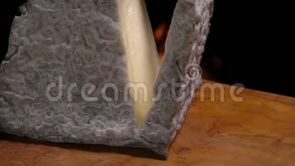 金字塔Valencay奶酪落在木板上视频的预览图