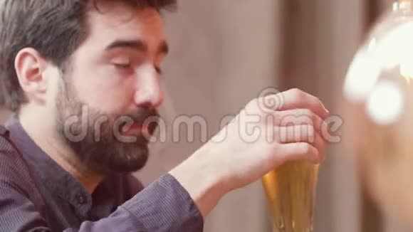 英俊的胡子男人喝啤酒和酒保说话视频的预览图