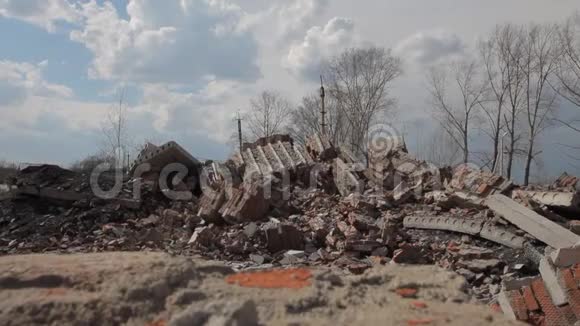 爆炸后被毁城市的废墟视频的预览图