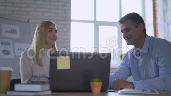 商务女性和商务男性在现代明亮的办公室里工作视频的预览图