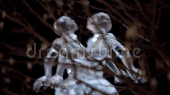 冰雕在俄罗斯的爱情概念冰城的雕塑夜晚的透明雕塑视频的预览图
