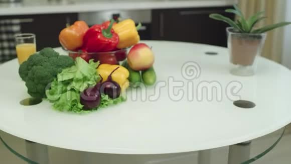 新鲜蔬菜躺在桌子上为早餐提供有机绿色植物视频的预览图
