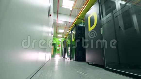 服务器机房的主走廊有绿色的墙壁数据中心的服务器视频的预览图