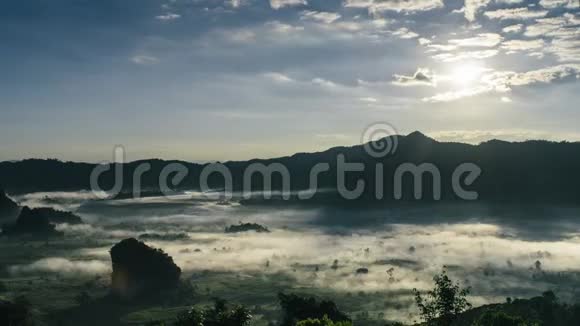 时光流逝美丽的日出雾和云在山上视频的预览图
