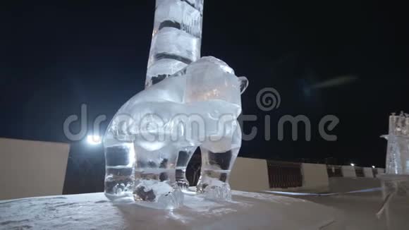 冬城冻北极熊的冰雕俄罗斯的冰雕冰城的雕塑透明透明视频的预览图