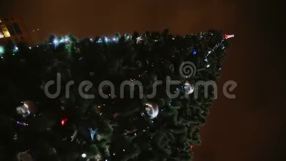 冬天圣诞树上有球和闪亮的仙女灯视频的预览图