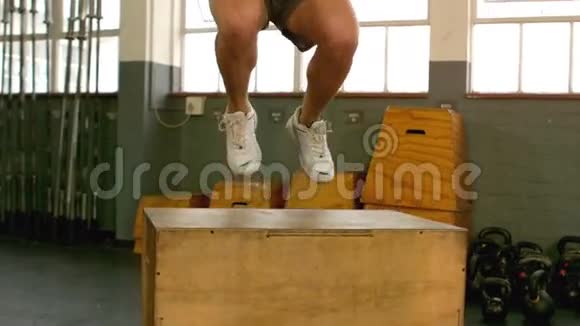 健身男做盒子跳健身房视频的预览图