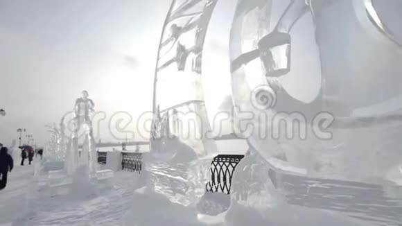 女人的冰雕提着水桶月球概念俄罗斯的冰雕冰城的雕塑视频的预览图