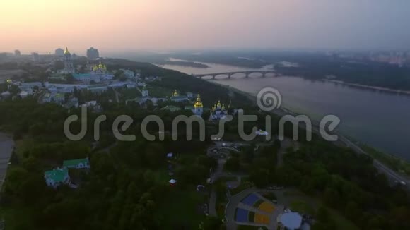 鸟瞰基辅佩切斯克拉布拉在夜空景观全景城市景观视频的预览图