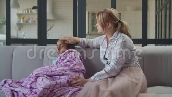 关爱的母亲在家安慰生病的女儿视频的预览图