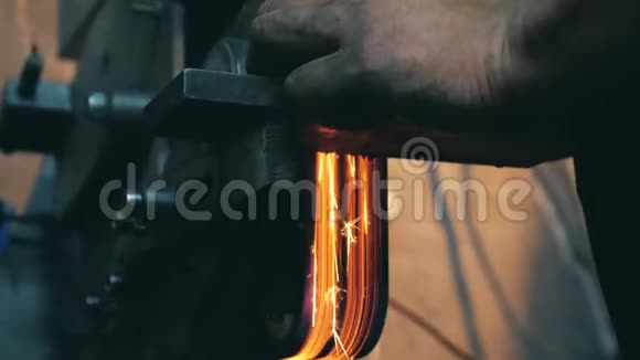 铁匠在锻炉工作时使用角磨机视频的预览图