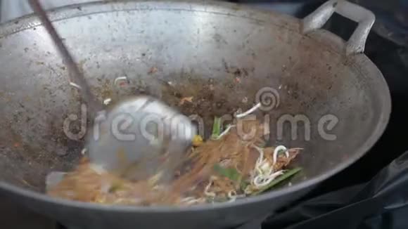 泰式或泰式炒面标志性的街头食物视频的预览图