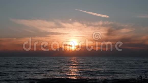 地中海日落日落时橙色多云的天空夜幕降临时的地中海橙色黄昏时美丽的海洋橙色B视频的预览图