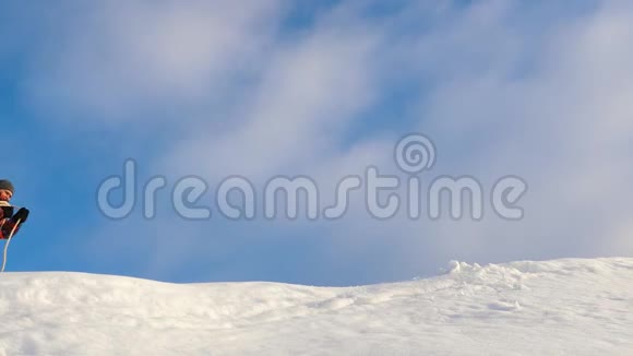 冬天登山者准备从山上乘绳子下来旅行者用绳子沿着雪山顶走游客视频的预览图
