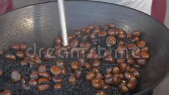 栗子种子正在煎锅里煮熟视频的预览图