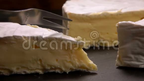 叉子切一块美味的软奶酪视频的预览图