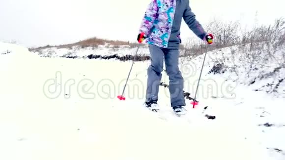 女孩在滑雪时过冬视频的预览图
