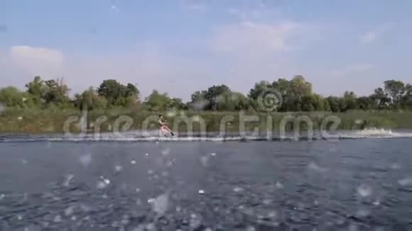 极限运动冲浪者骑在摩托艇后面的河上背景是大自然和蓝天视频的预览图