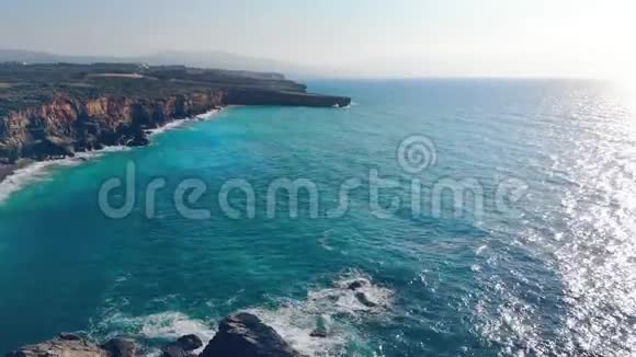 悬崖和海在度假胜地的天空背景视频的预览图