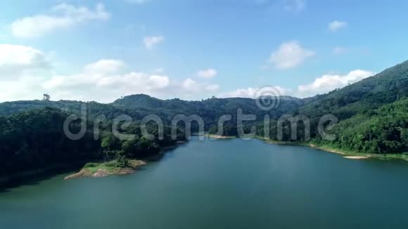 鸟瞰无人机超镜头热带景观热带雨林山在普吉泰国视频的预览图