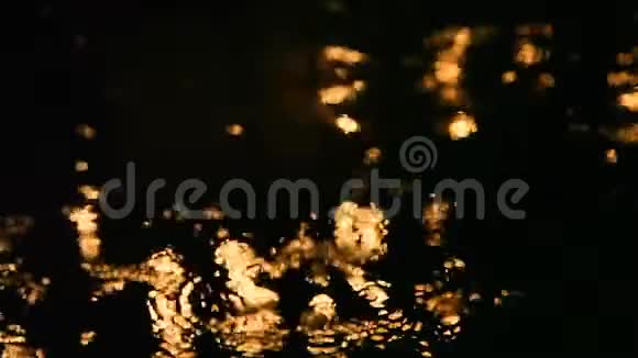 伟大的背景或移动的纹理金色模糊的灯光变换涟漪和移动在水面上的相机平底锅离开视频的预览图