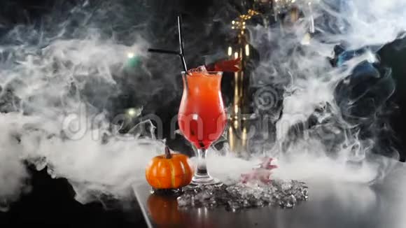 酒吧提供鸡尾酒酒吧和万圣节的概念酒吧柜台的新鲜饮料和浓烟慢动作中弹视频的预览图