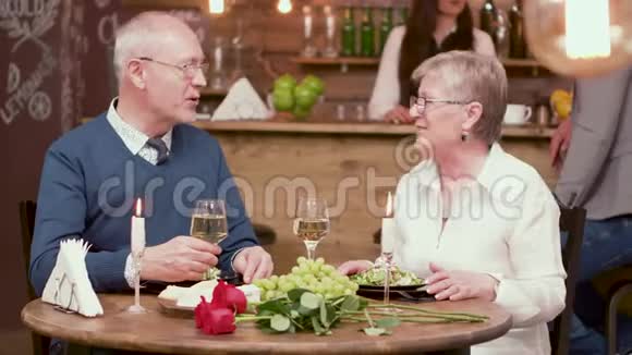 几个老人在约会时碰杯喝酒视频的预览图