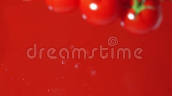 从上往下看樱桃番茄溅成红色番茄汁或酱汁超级慢镜头视频的预览图