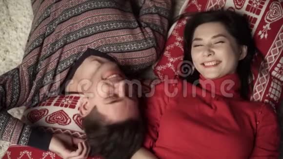 快乐的一对夫妇享受圣诞节头对头躺着上景关系家庭圣诞节新年节日自负视频的预览图