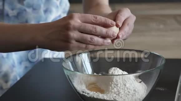 女人把鸡蛋打碎成面粉视频的预览图