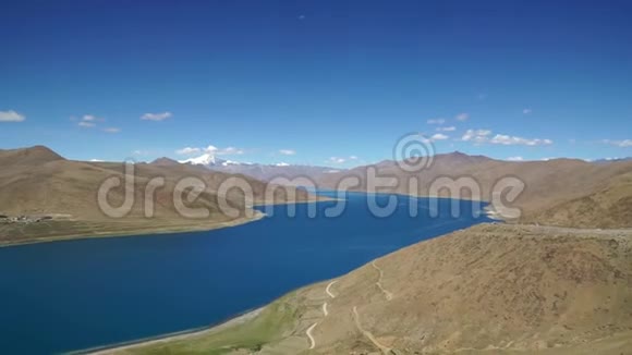 西藏拉萨山南地区南格特县停在Yamdrok湖畔湖光山色尽收眼底视频的预览图