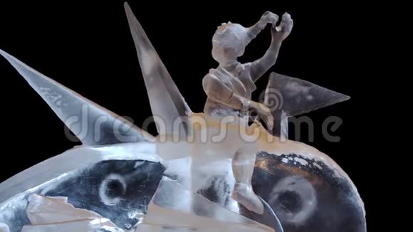冰雕的冰女骑在海浪上俄罗斯的冰雕冰城的雕塑透明透明视频的预览图