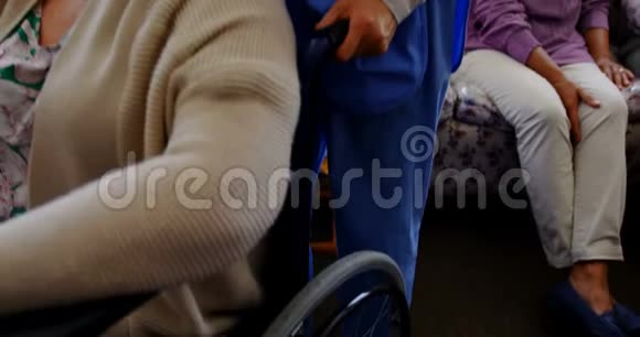 积极主动的老年妇女在疗养院牵着女医生的手的正面看法视频的预览图