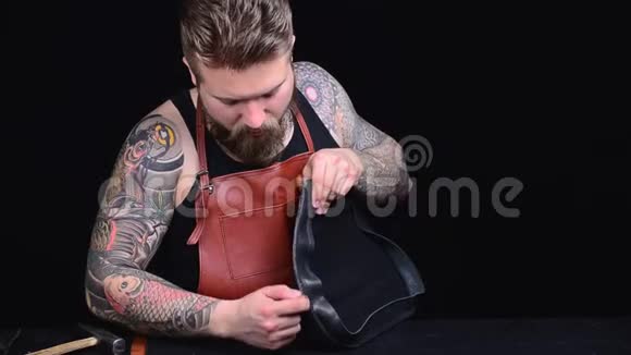 专业裁缝在车间生产新皮革制品视频的预览图