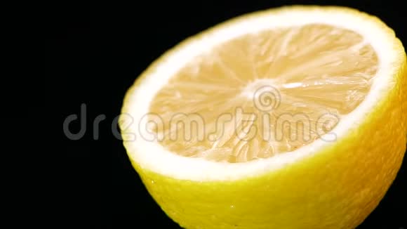 有水滴镜头的柠檬视频的预览图