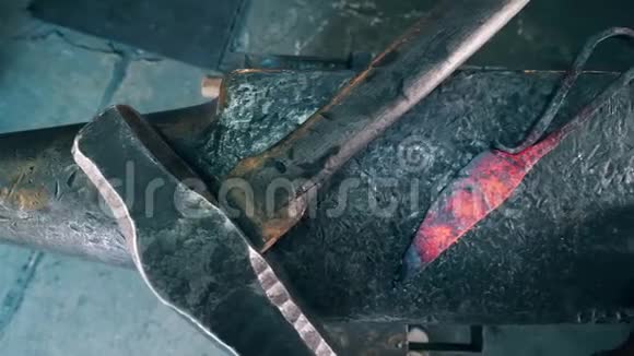 金属工具躺在锻炉的大铁砧上视频的预览图