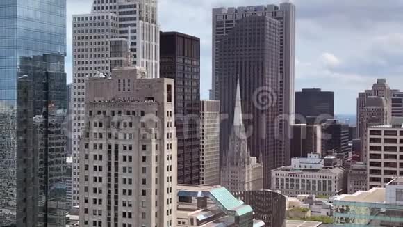 芝加哥环岛的空中景色如同军用飞机在云层中翱翔视频的预览图