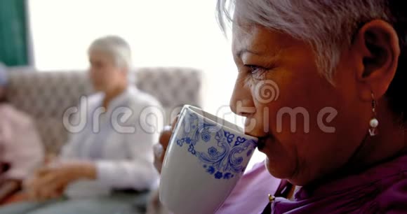 在养老院喝咖啡的活跃的高加索老年妇女的特写视频的预览图