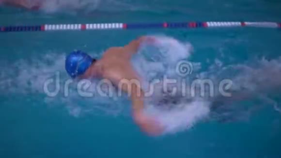 一个人在池顶上游泳蓝水蓝帽视频的预览图