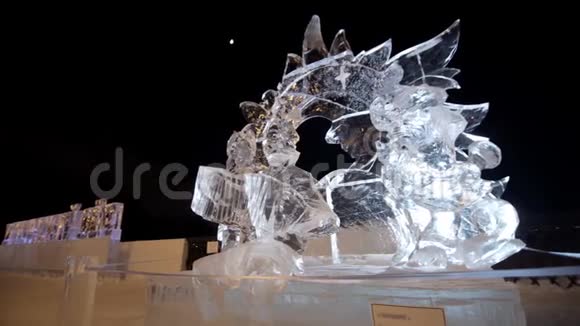 冰雪节中手风琴的雪雕俄罗斯的冰雕冰城的雕塑视频的预览图