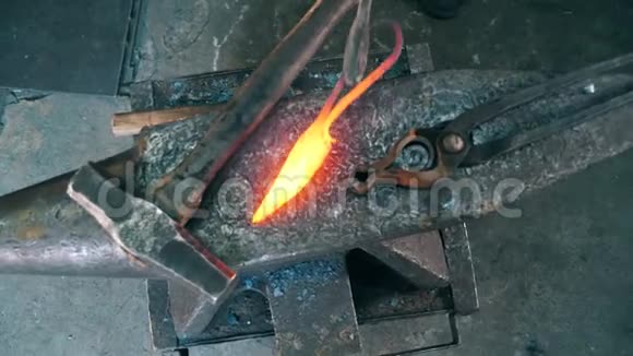 铁匠在铁砧上放一把热刀视频的预览图